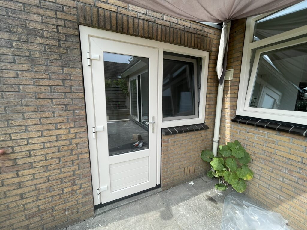 Kunststof kozijn Schüco met deur en draaikiep raam